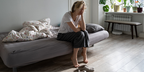 Mujer sentada en la cama Mujer sentada en la cama